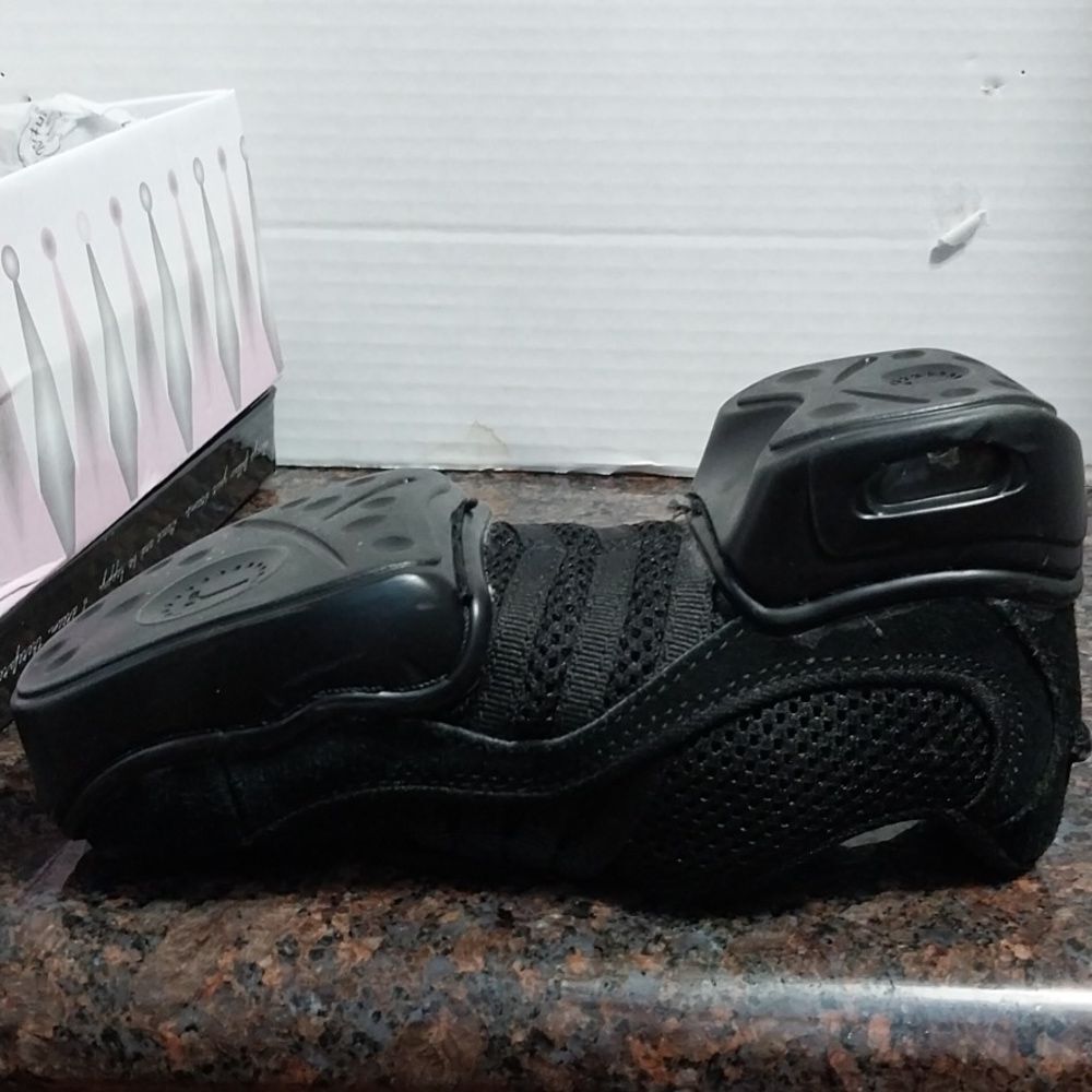 Revolution Arch Dance Sneakers...NEW IN BOX...Size 2 - Picture 6 of 8